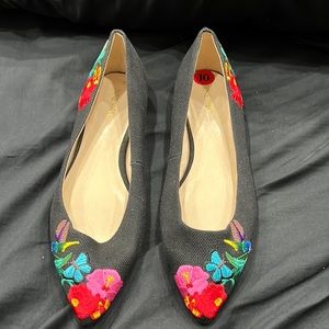 NINE WEST BLACK FLORAL EMBROIDERED "OBEDIENCE" FLATS